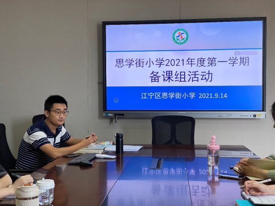 图片包含 室内, 人, 桌子, 男人&#xA;&#xA;描述已自动生成