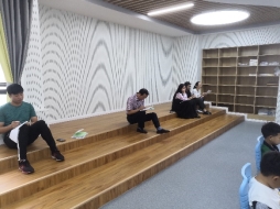 人们在室内玩滑板&#xA;&#xA;中度可信度描述已自动生成