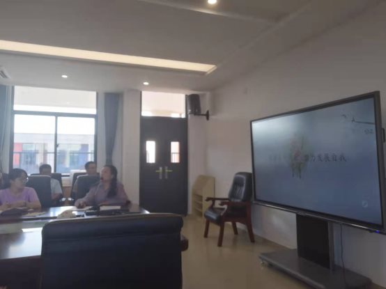 房间里的沙发和电视&#xA;&#xA;中度可信度描述已自动生成