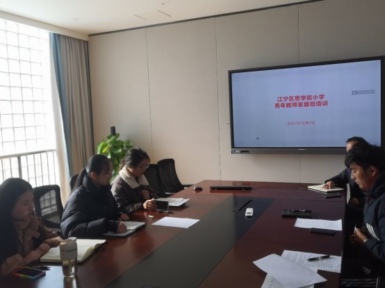 一些人在桌子前&#xA;&#xA;低可信度描述已自动生成