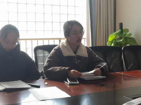 男人和女人在桌子边&#xA;&#xA;低可信度描述已自动生成