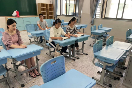 一群人在桌子边&#xA;&#xA;中度可信度描述已自动生成