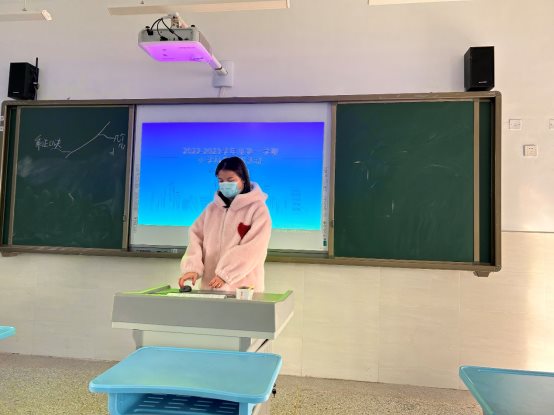 图片包含 男人, 桌子, 房间, 绿色&#xA;&#xA;描述已自动生成