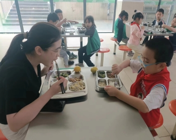 家长代表走进食堂1