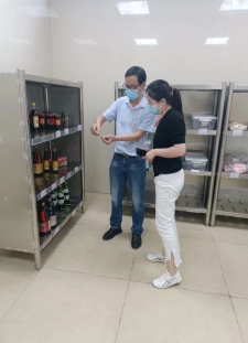 家长代表走进食堂3