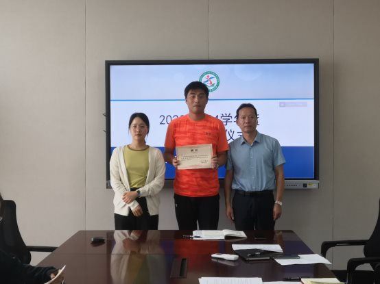 一群男人和女人站在电视前&#xA;&#xA;中度可信度描述已自动生成