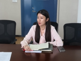 桌子上放着笔记本电脑的女人&#xA;&#xA;中度可信度描述已自动生成