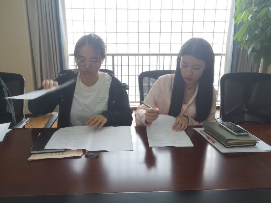 男人和女人坐在桌子边&#xA;&#xA;低可信度描述已自动生成