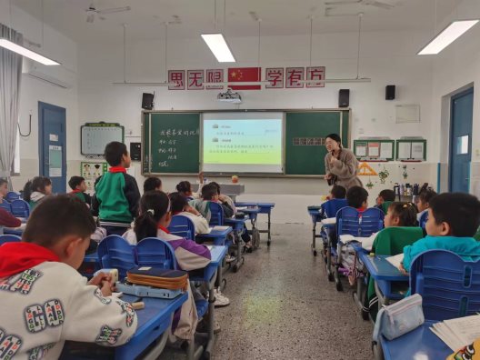 一群人在餐厅&#xA;&#xA;中度可信度描述已自动生成