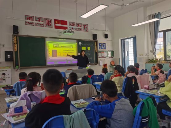 许多小孩在房间里&#xA;&#xA;中度可信度描述已自动生成