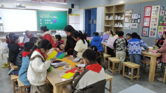 一群小孩在桌子边&#xA;&#xA;中度可信度描述已自动生成