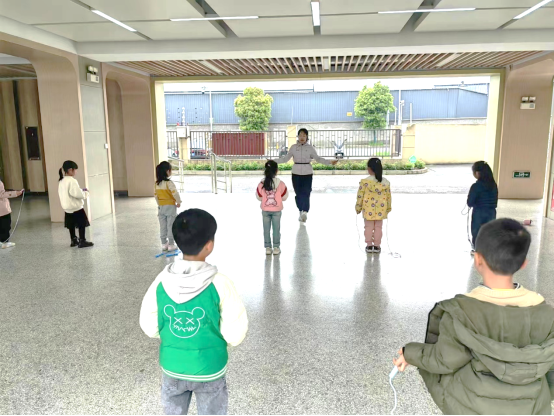 一群小孩站在室内&#xA;&#xA;描述已自动生成