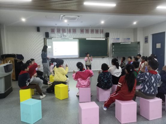 一群人站在房间里&#xA;&#xA;中度可信度描述已自动生成