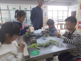 一群人在桌子前吃东西&#xA;&#xA;描述已自动生成