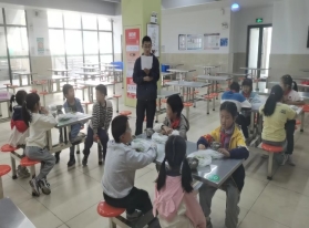 一群人在房间里跳舞&#xA;&#xA;中度可信度描述已自动生成