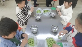 小孩们在桌子边&#xA;&#xA;低可信度描述已自动生成