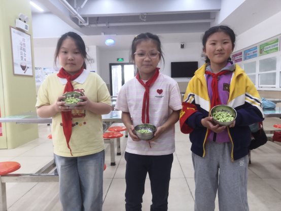 小孩们站在一起&#xA;&#xA;中度可信度描述已自动生成