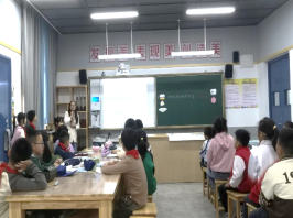 餐厅里的人们&#xA;&#xA;中度可信度描述已自动生成
