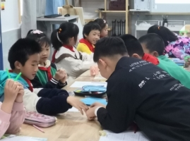 小孩们在吃东西&#xA;&#xA;描述已自动生成