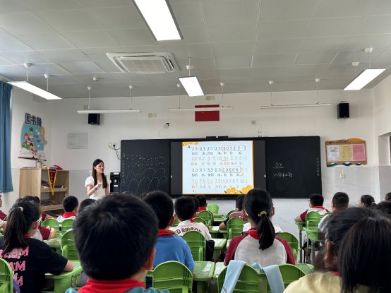 会议室里的人们&#xA;&#xA;描述已自动生成