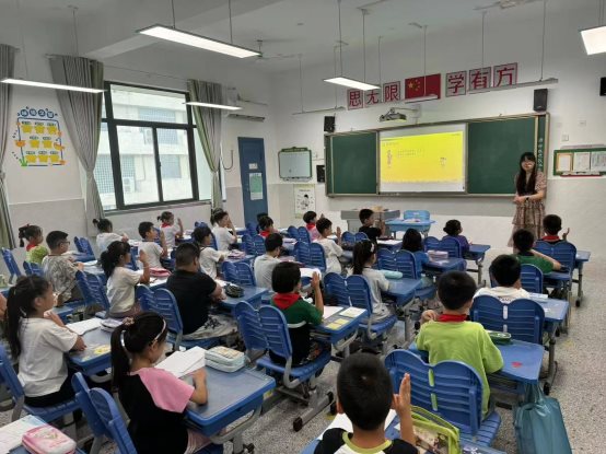 大厅里的人们&#xA;&#xA;描述已自动生成