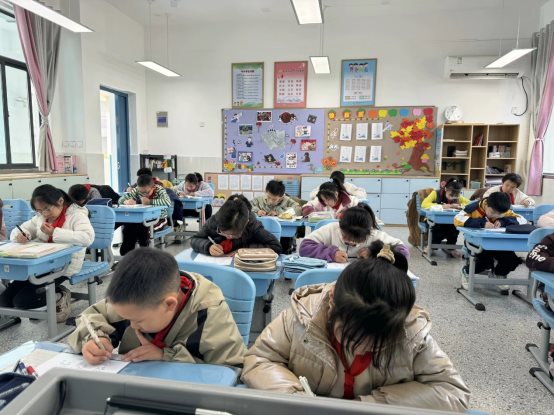 一群小孩在桌子上&#xA;&#xA;中度可信度描述已自动生成