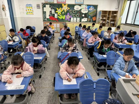 许多人在房间里&#xA;&#xA;中度可信度描述已自动生成