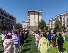 E:\活动日材料上报\2024-2025下学期\思学街小学第10个全国近视防控宣传教育月活动\国旗下讲话1.jpg