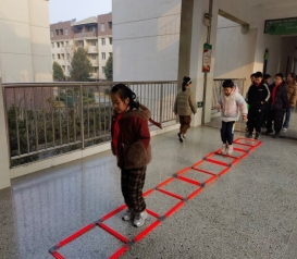 E:\活动日材料上报\2024-2025下学期\思学街小学第10个全国近视防控宣传教育月活动\课间游戏活动 (5).jpg